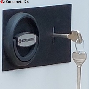 Widok zamknięcia sejfu ML 67-K zamkiem kluczowym.