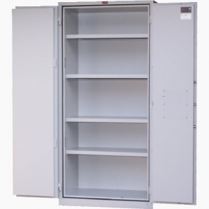 4 półki stanowią wyposażenie standardowe szafy metalowej ognioodpornej.