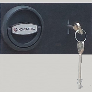 Zamknięcie szafy Konsmetal zamkiem kluczowym.